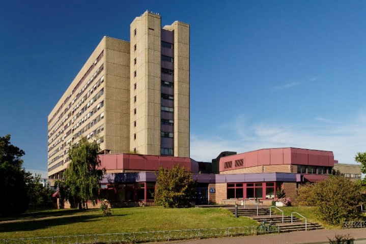 MNR-Klinik_im_Universitaetsklinikum_Duesseldorf_in_Duesseldorf-Bilk,_von_Sueden.jpg